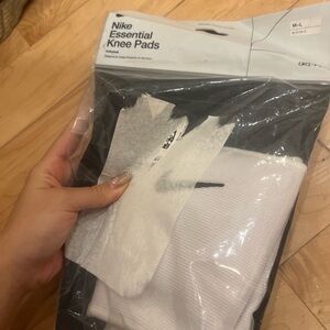 NWT nike essential volleyball kneepads